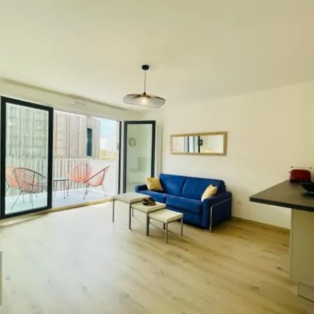 Charming New Flat With Balcony דירה *